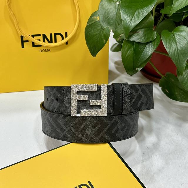 代购级 Fendi 芬迪男士腰带 专柜同款 宽4.0Cm 双环正反用腰带 Ff按钉搭扣 黑色cuoio Romano皮革材质 反面面料带有烟草黄和黑色ff图案